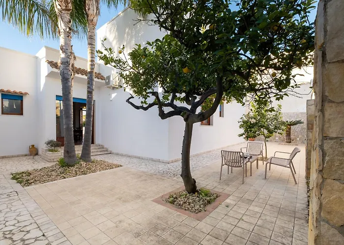 By The Sea - Le Chele Bed & Breakfast