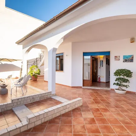 By The Sea - Le Chele Bed and breakfast